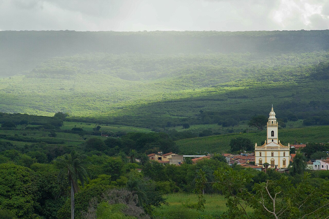 Paisagem verde da Chapada do Araripe, com comunidade ao pé da encosta